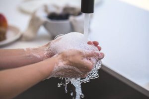 Nezabúdajme na hygienu, dôležité je najmä umývanie rúk. Ilustračné foto: pexels.com