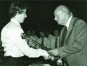 Od roku 1963 "pasoval" úspešných absolventov Ing. Anton Kolenička, podnikový riaditeľ ŠŽ. Foto: archív redakcie