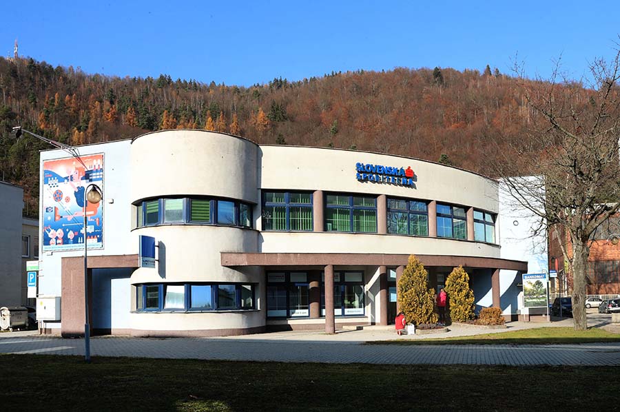 Budova Slovenskej sporiteľne v Podbrezovej objektívom A. Nociarovej
