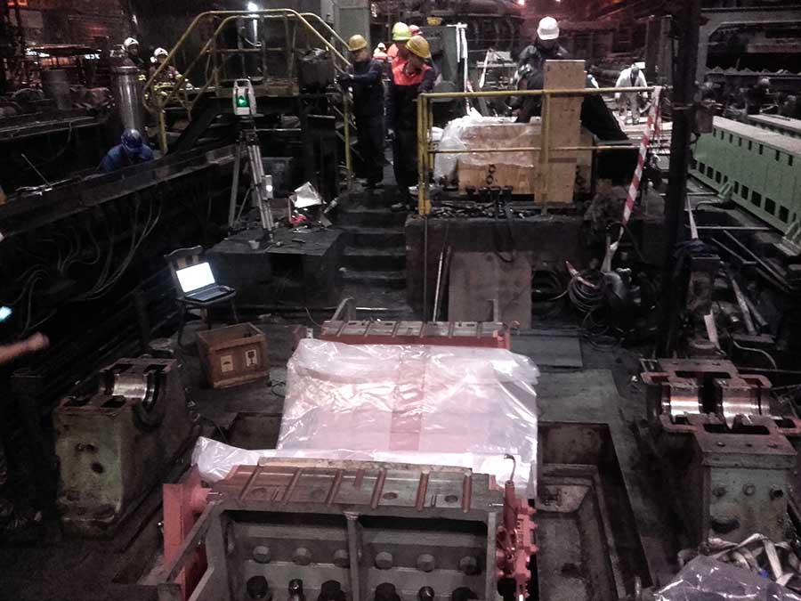 Výmena statora motora pretlačovacej stolice vo valcovni bezšvíkových rúr. Foto: I. Farárik