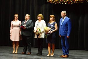 Ocenení učitelia s riaditeľkou školy M. Pindiakovou (vľavo) a ekonomickým riaditeľom ŽP M. Kurčíkom (vpravo).	Foto: S. Spáč