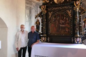 Dvojica umelcov, ktorá sa podieľala na obnove oltára. Jozef Dorica (vľavo) a Dušan Hagara (vpravo). Foto: M. Gončár