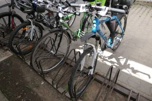 Bicykle odstavené nesprávne. Medzi kolesami zostáva jedno miesto voľné. Foto: M. Gončár