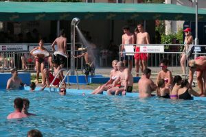 Bazén využívali počas teplých dní na schladenie starší i mladší. Foto: T. Kubej