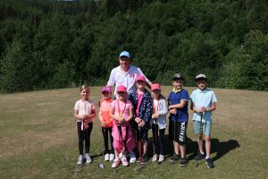 Tréner Aleš Svěntek s najmladšími golfistami. Foto: M. Gončár