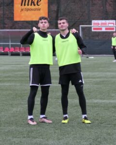Dvojica mladých podbrezovských futbalistov Andy Masaryk (vľavo) a Dávid Ovšonka.
