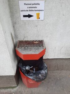 Plastové kelímky z automatu na nápoje patria do žltých nádob  a nie do zmesového komunálneho odpadu, ako to je na snímke.  Foto: M. Gončár