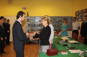Úspešným absolventom zablahoželala členka predstavenstva a personálna riaditeľka M. Niklová. 