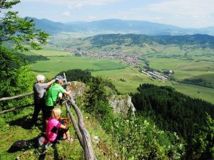 Pohľad z Hrdošnej skaly na obec Žaškov, v pozadí Kubínska hoľa, objektívom Petra Mlynarčíka 