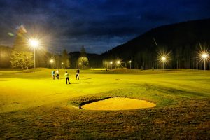 NOČNÝ GOLF na 9-jamkovej golfovej akadémii LITTLE BEAR