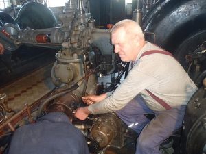 Zamestnanci HC Piesok pri oprave čerpadla ladeného oleja pre TG 2