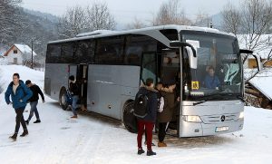 Autobus následne odváža športovcov na tréning.