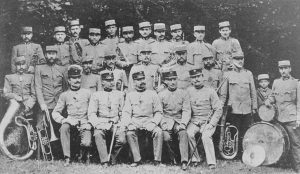 Dychová hudba vo vojenských uniformách v roku 1917