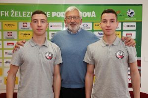 Alexander a Viktor Mojžišovci s prezidentom FK Železiarne Podbrezová Ing. Júliusom Kriváňom po podpise kontraktov