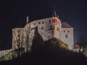 V rámci Svetového dňa hemofílie bol vo večerných hodinách načerveno osvetlený aj hrad Ľupča.
