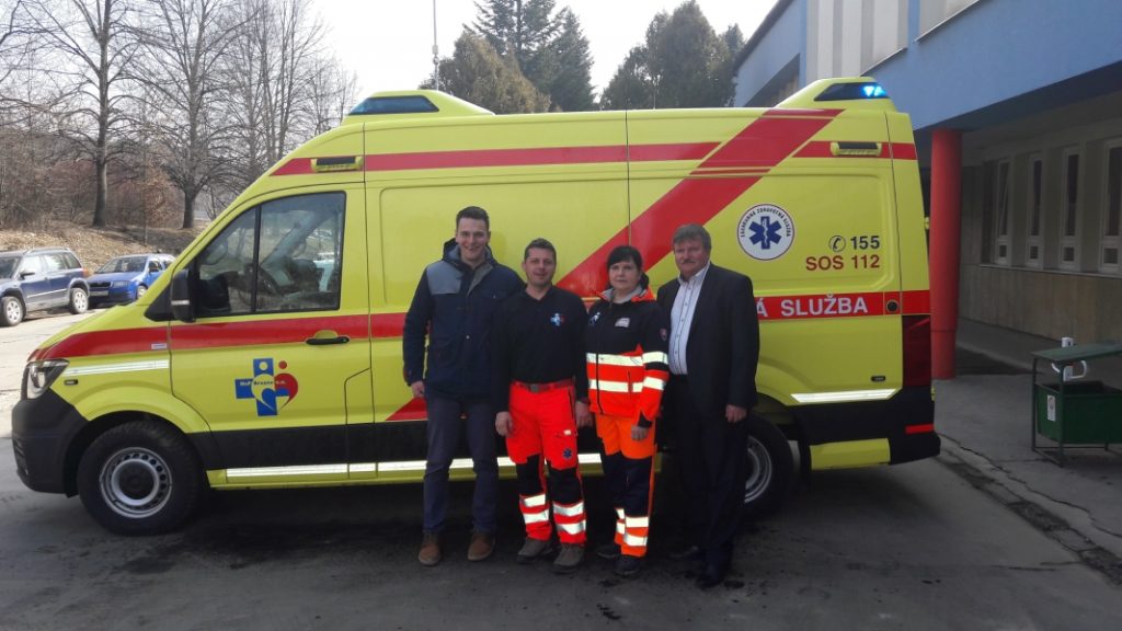 Zľava: Peter Pršanec , vedúci vozového parku a vedúci údržby, Bc. Martin Kuvík, hlavný vedúci záchranár, Bc. Anna Wodziková , vedúca záchranárka RLP Brezno a riaditeľ nemocnice Ing. Jaroslav Mačejovský, Foto: Ing. J. Jagerčík 