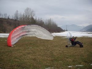 Pavol pri skúšaní paramotorovej trojkolky. Foto: súkromný archív