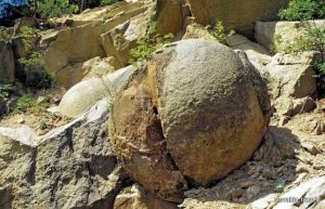 Megoňky môžete nájsť aj ako stále súčasť skaly. Foto: pokladyslovenska.sk