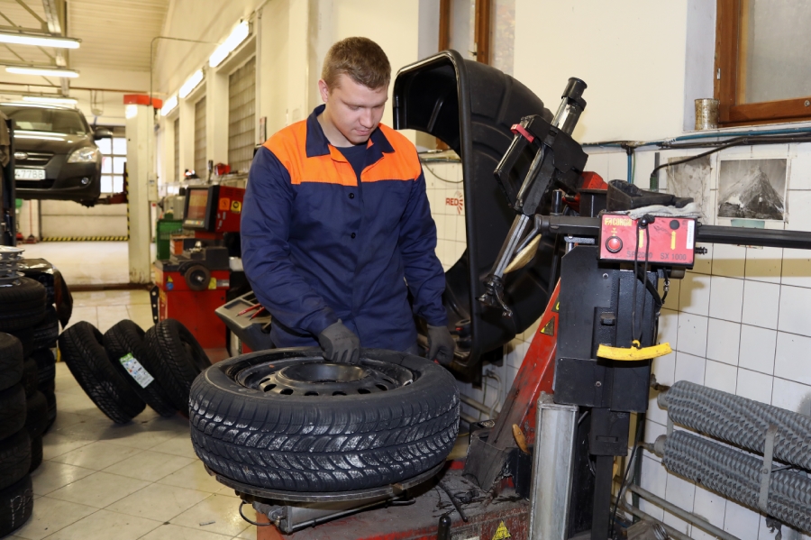 Pracovník dopravy pri kontrole pneumatiky. Foto: I. Kardhordová
