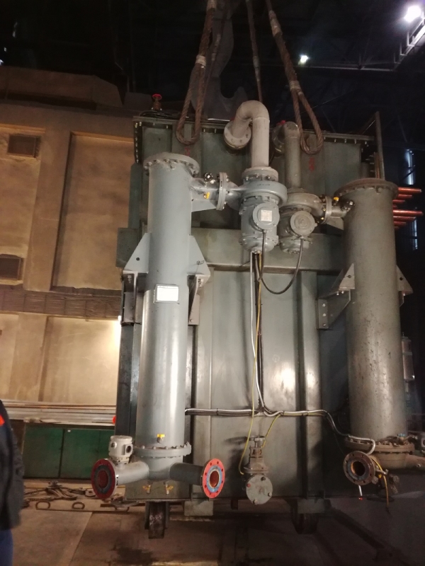 Vyťahovanie starého transformátora EAF z trafokobky, oceliareň, Železiarne Podbrezová