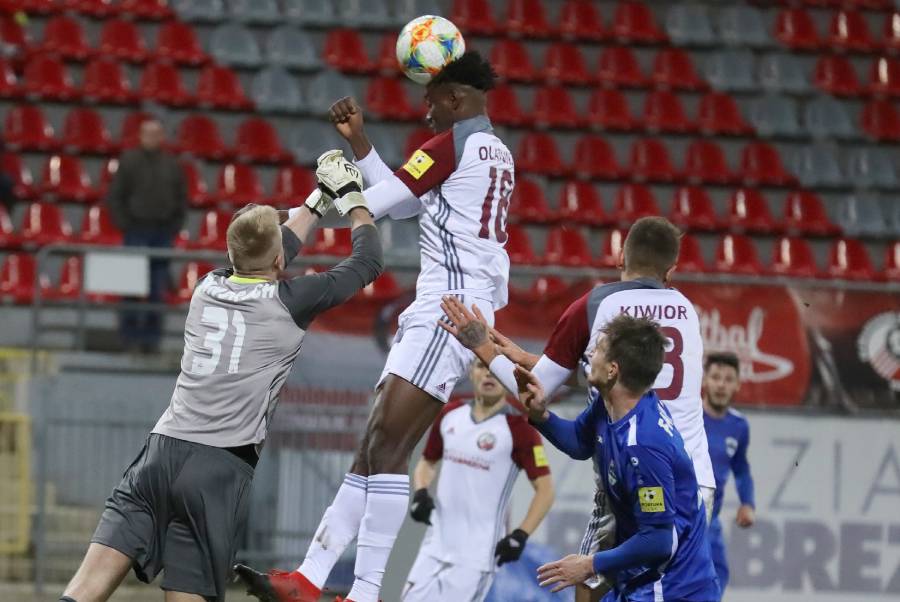 Hlavička Olatunjiho v závere zápasu proti Nitre skončila nad bránou. Foto: I. Kardhordová