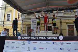 Na stupňoch víťazov v strede Matthias Schwarzbacher – víťaz Slovenského pohára v cestnej cyklistike v kategórii starších žiakov