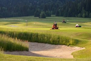 Na golfovom ihrisku prebiehajú nevyhnutné prípravné jarné práce. Ilustračné foto Tále