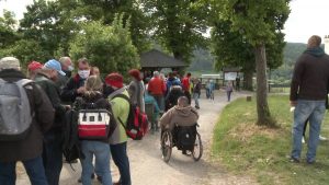 Záujem o kúpu bankovky s motívom hradu Ľupča bol mimoriadny. Svedčí o tom aj fakt, že prví záujemcovia prichádzali už päť dní pred spustením predaja. Foto: TV Hronka