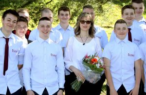 Ocenená učiteľka Mgr. Martina Završanová spolu so svojimi žiakmi. Foto: I. Kardhordová