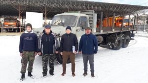 Vedúci prevádzkarne doprava Ing. Peter Krajan s členmi KVH ČSLA ANTHROPOID pri odovzdávaní nákladného automobilu TATRA T 148