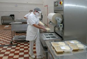 Pohľad na prípravu balenej stravy v ŽP Gastroservis, s.r.o. Foto: A. Nociarová
