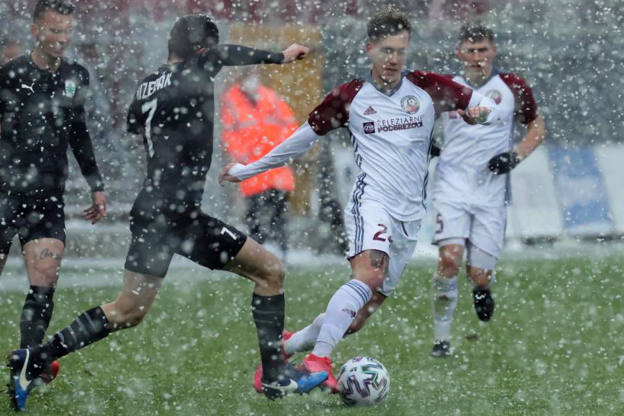 Počasie v druhom polčase domáceho zápasu so Skalicou sa výrazne zmenilo, no našim futbalistom to neprekážalo a zápas doviedli do úspešného konca. Foto: A. Nociarová