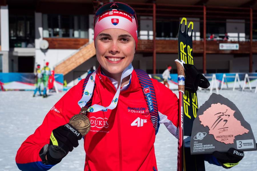 Ema Kapustová pózuje s bronzovou medailou z mládežníckych majstrovstiev sveta v biatlone. Foto: I. Stančík