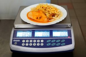 Gramáž jedla je možné skontrolovať na váhe v kantínach. Foto: I. Kardhordová