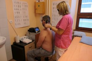 Fyzioterapeutka Viera Urbanová ošetruje pacienta unikátnym laserom. Foto: M. Gončár