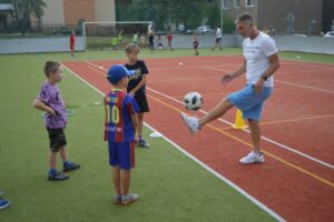 Roman Skuhravý, hlavný tréner A-tímu FK Železiarne Podbrezová, vysvetľuje chlapcom  základy futbalu počas turnaja v Brezne. Foto: archív FK ŽP