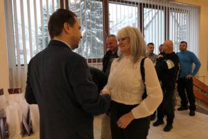 Ján Villim, člen Predstavenstva a personálny riaditeľ ŽP a.s. blahoželá jubilantke. Foto: Milan Gončár