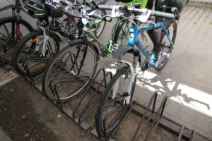 Nesprávne uložené bicykle. Foto: M. Gončár
