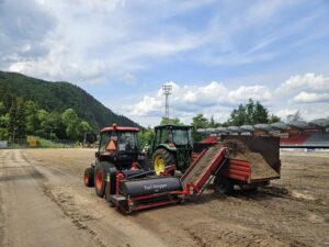 Mechanizmy počas frézovania trávnika v Zelpo aréne. Foto: M. Sladký