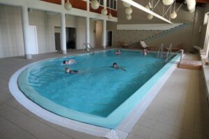 Plávanie v bazéne patrí medzi obľúbené aktivity počas rekondičného pobytu. Foto: T. Kubej 