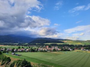 Pohľad na obec Jasenie z neďalekého kopca. Foto: M. Gončár