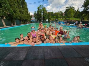 Kúpanie v termálnych bazénoch v Sklených Tepliciach sa deťom páčilo. Foto: L. Moško