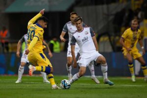 Matej Oravec (v bielom) bráni strieľajúceho Gavriča. Foto: N. Fekete
