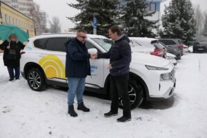 Riaditeľ organizácie Svetielko nádeje (vpravo) slávnostne odovzdal kľúče od nového vozidla jednému zo šoférov.  Foto: M. Gončár