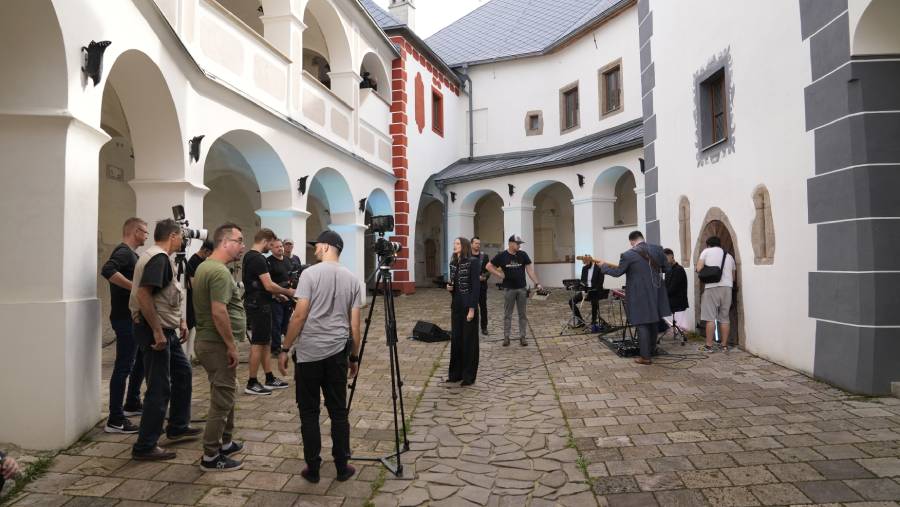 Na nahrávaní galavečera bolo prítomných osemdesiat členov štábu. Súčasťou programu bude aj vystúpenie speváčky Zuzany Smatanovej. Foto: Nadácia SPP