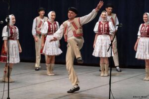 Diváci sa môžu tešiť na kompletnú choreografiu i krásne kroje. Foto: M. Alberti