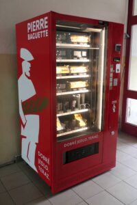 Automat v sociálnej budove ťahárne rúr je umiestnený priamo pri vstupe. Foto: M. Gončár