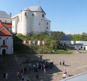 Pohľad z novootvorenej bašty na hrad a jeho dolné nádvorie.  Foto: M. Gončár