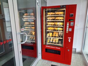 Automat s bohatou ponukou bagiet, sendvičov a wrapov umiestnený v  budove odboru personalistiky a miezd. Foto: M. Gončár