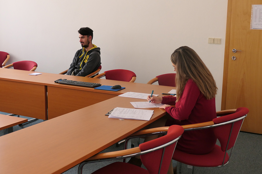 Uchádzač o zamestnanie počas osobného pohovoru. Foto: M. Gončár